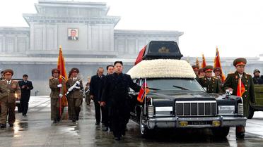 Photo fournie le 28 décembre 2011 par l'agence nord-coréenne KCNA de Kim Jong-un (c) marchant à côté du corbillard transportant son père Kim Jong-il à Pyongyang [ / KCNA via KNS/AFP/Archives]