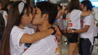 Des couples de Thaïlandais dans un marathon pour battre le record du monde du baiser le plus long, le  12 février 2013 à Pattaya [Pornchai Kittiwongsakul / AFP]