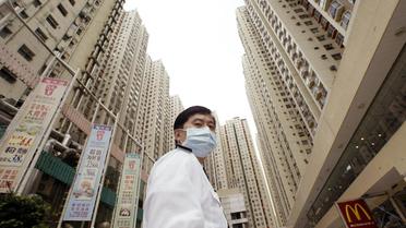 Un homme porte un masque de protection dans le quartier d'Amoys Gardens à Hong Kong, le 1er avril 2003 [Peter Parks / AFP/Archives]