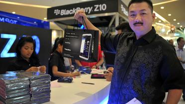 Un acheteur brandit le nouveau Blackberry Z10 qu'il vient d'acheter à Jakarta, en Indonésie, le 15 mars 2013 [Bay Ismoyo / AFP]