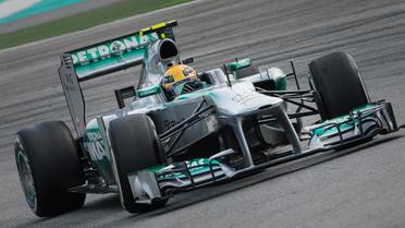 Lewis Hamilton au volant de sa Mercedes le 24 mars 2013 sur le circuit de Sepang [Philippe Lopez / AFP]