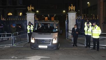 Une ambulance privée quitte l'hôtel Ritz où résidait Margaret Thatcher à Londres, le 8 avril 2013 [Justin Tallis / AFP]