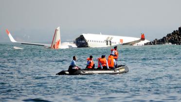 Le Boeing de Lion Air abîmé en mer après son atterrissage raté, à Bali, le 14 avril 2013 [Sonny Tumbelaka / AFP]