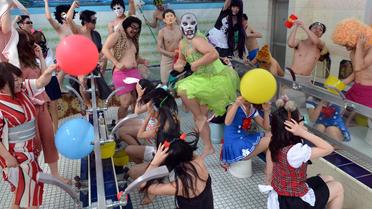 Un "Harlem shake" version japonaise dans un bain public de Tokyo, le 14 avril 2013 [Yoshikazu Tsuno / AFP]