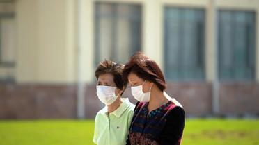 Des proches de Kelly Gu, le 14 mai 2013 à l'extérieur d'un hôpital de Shanghaï [Peter Parks / AFP]