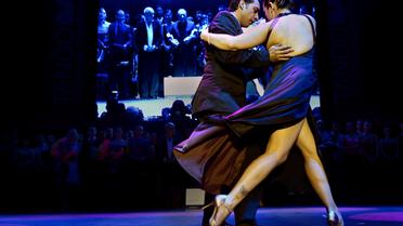 Un couple d'Argentins, Facundo de la Cruz et Paola Sanz, a remporté lundi soir à Buenos Aires le dixième championnat mondial de "Tango Salon", auquel 42 couples du monde entier étaient finalistes, a constaté une journaliste de l'AFP.[AFP]