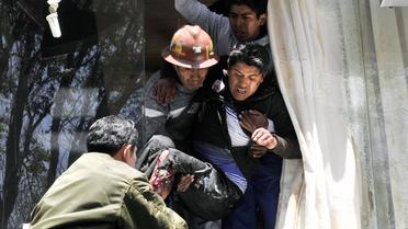 Un mineur blessé par une explosion de dynamite à La Paz, le 18 septembre 2012 [Aizar Raldes / AFP]