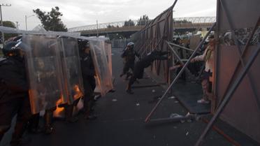 Des policiers à la lutte avec des manifestants à l'extérieur du Congrès avant les célébrations de l'investiture du président mexicain Enrique Peña Nieto, le 1er décembre 2012 à Mexico [Pedro Pardo / AFP]