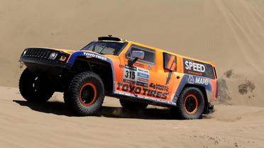 Le Hummer de l'Américain Robby Gordon, lors de la 13e étape du Rallye Dakar, le 18 janvier 2013 au Chili. [Jacky Naegelen / AFP]