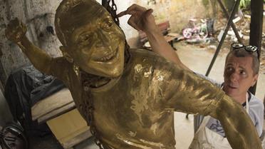 Le sculpteur et caricaturiste brésilien Ique travaille sur une statue de Pelé, le 22 janvier 2013 à Rio de Janeiro. [Christophe Simon / AFP]