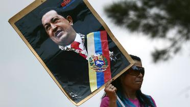 Une vénézuélienne brandit un portrait du président Hugo Chavez, le 23 janvier 2013 à Caracas [Juan Barreto / AFP/Archives]