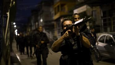 Des policiers d'élite brésiliens investissent la favela de Caju, à Rio, le 3 mars 2013 à l'aube [Christophe Simon / AFP]