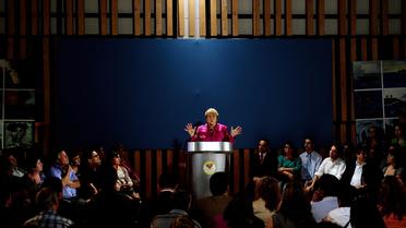 Michelle Bachelet annonce à ses partisans, le 27 mars 2013 à Santiago, sa candidature à la prochaine présidentielle au Chili [Martin Bernetti / AFP]