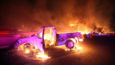 Des véhicules en feu, après l'explosion d'un camion-citerne, le 7 mai 2013 à mexico [Victor Rojas / AFP]