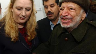 Les juges enquêtant sur la thèse d'un possible empoisonnement de Yasser Arafat ont demandé à se rendre à Ramallah, où est inhumé l'ex-dirigeant palestinien et où des policiers français réaliseront des prélèvements, a annoncé sa veuve dans un communiqué transmis par son avocat.
