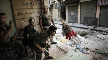Des rebelles le 16 septembre 2012 dans une rue d'Alep [Marco Longari / AFP]
