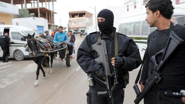 Des policiers montent la garde près d'une mosquée de la banlieue de Tunis, le 31 octobre 2012 [Fethi Belaid / AFP]