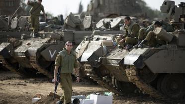 L'armée israélienne stationnée à la frontière avec la bande de Gaza, le 16 novembre 2012 [Menahem Kahana / AFP]