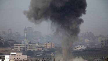 De la fumée au-dessus de la ville de Gaza visée par des raids israéliens, le 17 novembre 2012 [Menahem Kahana / AFP]