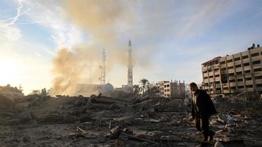Un Palestinien au milieu des ruines de bâtiments, après des frappes israéliennes à Gaza, le 20 novembre 2012 [Mahmud Hams / AFP]