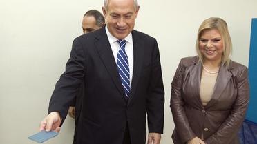 Le Premier ministre israélien Benjamin Netanyahu, accompagné de son épouse Sara, vote aux primaires du Likoud, le 25 novembre 2012 à Givat Zeev [Ronen Zvulun / POOL/AFP]