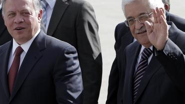Le roi de Jordanie Abdallah II (g) est accueilli par le président palestinien Mahmoud Abbas (d), le 6 décembre 2012 à Ramallah [Ahmad Gharabli / AFP]