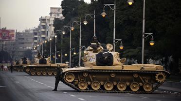 Des chars de l'armée égyptienne déployés devant le palais présidentiel, le 13 décembre 2012 au Caire [Gianluigi Guercia / AFP]
