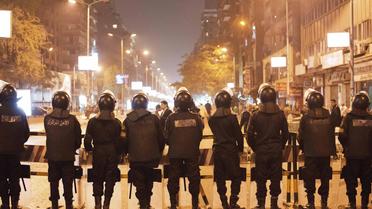 Un cordon de policiers égyptiens anti-émeutes, dans la banlieue du Caire le 16 décembre 2012 [Gianluigi Guercia / AFP/Archives]