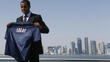 Le Brésilien Lucas Moura pose avec son maillot du PSG à Doha, au Qatar, le 1er janvier 2013