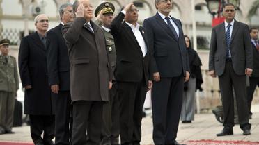 Moncef Marzouki, Hamadi Jebali et Mustapha Ben Jaafar saluent le drapeau, le 14 janvier 2013 à Tunis [Fethi Belaid / AFP]