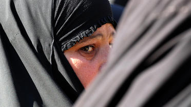 Une femme attend la libération de proches devant la prison de Rusafa à Bagdad, le 14 janvier 2013 [Sabah Arar / AFP]
