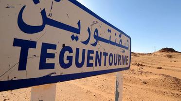 Un panneau indiquant la ville de Teguentourine, près d'In Aménas, dans le désert algérien, le 19 janvier 2013 [Farouk Batiche / AFP]