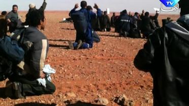 Capture d'écran en date du 19 janvier 2013 de la chaîne privée algérienne Ennahar TV montrant les otages entourés d'islamistes armés à Teguentourine [ / Ennahar TV/AFP]