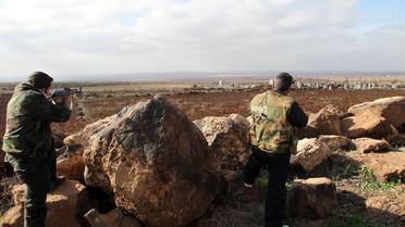 Des soldats syriens pointent leurs fusils sur Deraa le 23 janvier 2013 [Anwar Amro / AFP]