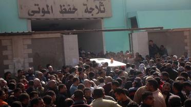 Des proches des manifestants égyptiens tués regroupés devant la morgue de Suez le 26 janvier 2013 [ / AFP]