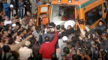 Des proches des manifestants égyptiens tués accompagnent un corps à la morgue, à Suez le 26 janvier 2013 [ / AFP]