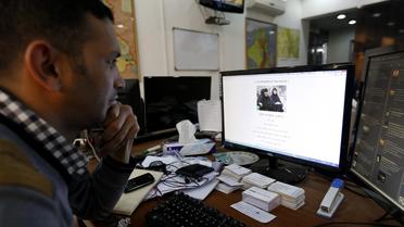 Un homme consulte le site internet du Premier ministre irakien Nouri al-Maliki piraté par des inconnus, le 2 février 2013 à Bagdad [Prashant Rao / AFP]