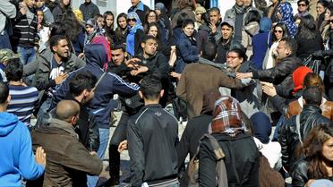 Des étudiants islamistes attaquent d'autres étudiants venus faire un "Harlem Shake" à Tunis, le 27 février 2013 [Fethi Belaid / AFP]