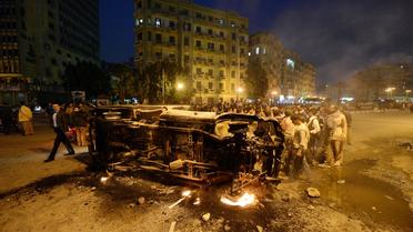 Un véhicule de police incendié lors de violences le 3 mars 2013 au Caire [Khaled Desouki / AFP]