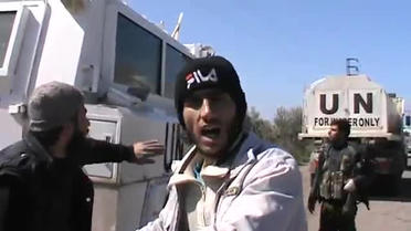 Capture d'écran de YouTube d'une vidéo diffusée le 6 mars 2013  montrant des combattants armés devant les véhicules des observateurs de l'ONU dans le Golan [- / YouTube/AFP]