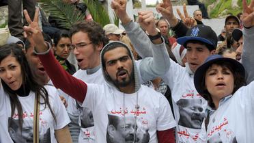 Des Tunisiens marchent à Tunis pour marquer la fin d'un deuil de 40 jours après le meurtre de l'opposant Chokri Belaïd, le 16 mars 2013 [Fethi Belaid / AFP]