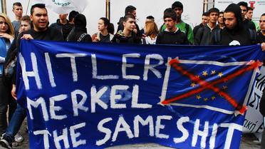 Des manifestants brandissent des banderolles hostiles à l'Allemagne le 26 mars 2013 à Nicosie [Emily Irving-Swift / AFP]