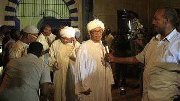 Des prisonniers politiques, libérés le 2 avril 2013 d'une prison de Khartoum, s'expriment devant la presse à leur sortie [Ashraf Shazly / AFP]