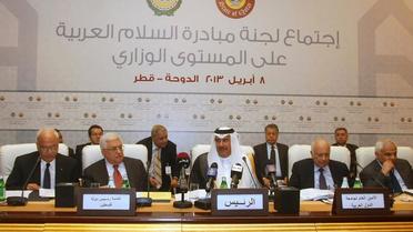 Le président de l'Autorité palestinienne Mahmoud Abbas (g), le Premier ministre qatari (c) et le secrétaire général de la Ligue arabe, Nabil al-Arabi, à Doha le 8 avril 2013 [ / AFP]