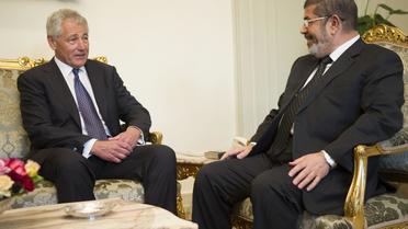 Le secrétaire américain à la Défense Chuck Hagel (G) et le président égyptien Mohamed Morsi (D), le 24 avril 2013 au Caire [Jim Watson / AFP]