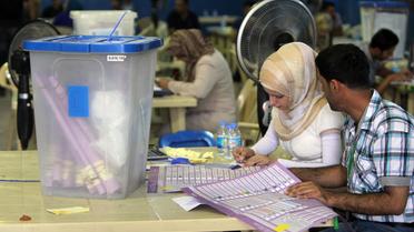 Comptage des bulletins dans un bureau de vote de Bagdad, le 30 avril 2013, après les élections régionales [Ahmad al-Rubaye / AFP/Archives]