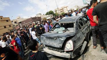 L'endroit où a été perpétré un attentat à la voiture piégée près de l'hôpital al-Jala de Benghazi, le 13 mai 2013 [Abdullah Doma / AFP]