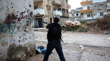 Un combattant dans le quartier sunnite de Bab al-Tabbaneh le 25 mai 2013 à Tripoli [Ghassan Sweidan / AFP]