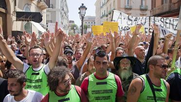 Environ 2.000 personnes ont manifesté vendredi à Tarente (sud) pour protester contre les dégâts sur la santé provoqués par l'usine locale Ilva, la plus grande aciérie d'Europe que la justice veut fermer pour pollution, une mesure qui menace 20.000 emplois.[AFP]