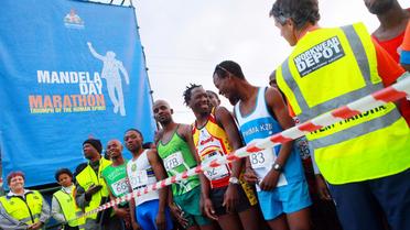 "Dès que vous parlez de Mandela, tout le monde veut participer!", s'écrie Mbeko Nzimande, l'un des nombreux Sud-Africains à courir un marathon à l'occasion du 50e anniversaire de l'arrestation du héros de la lutte contre l'apartheid.[AFP]
